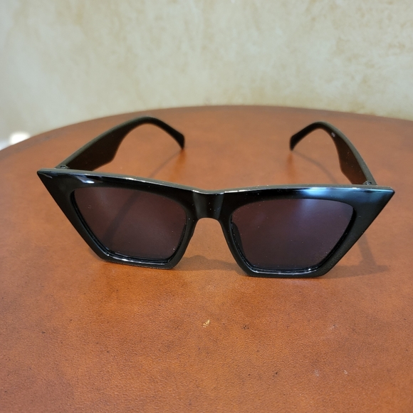 Black Sunglass - Picture 2 of 2